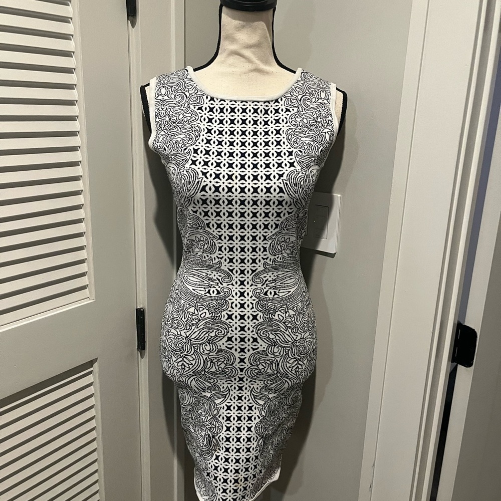 BCBGMaxAzria Black & White Sleeveless Patterned Midi Dress